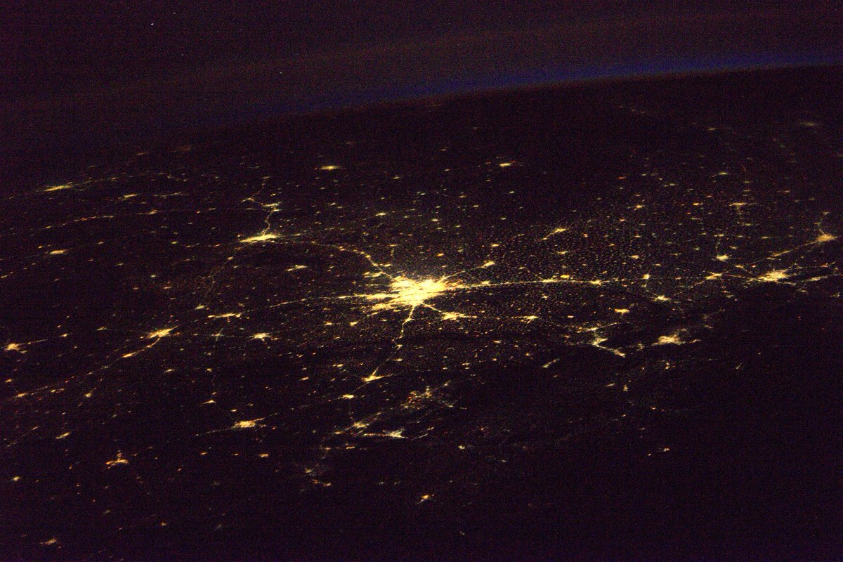 Thom_astro's tweet photo. La 1ère photo de nuit que j’ai prise depuis l’espace. Je n’ai aucune idée de quelle ville il s’agit… Et vous? 🌃 https://t.co/BZ4HVg1dx4 https://t.co/ANEEoUmNOw