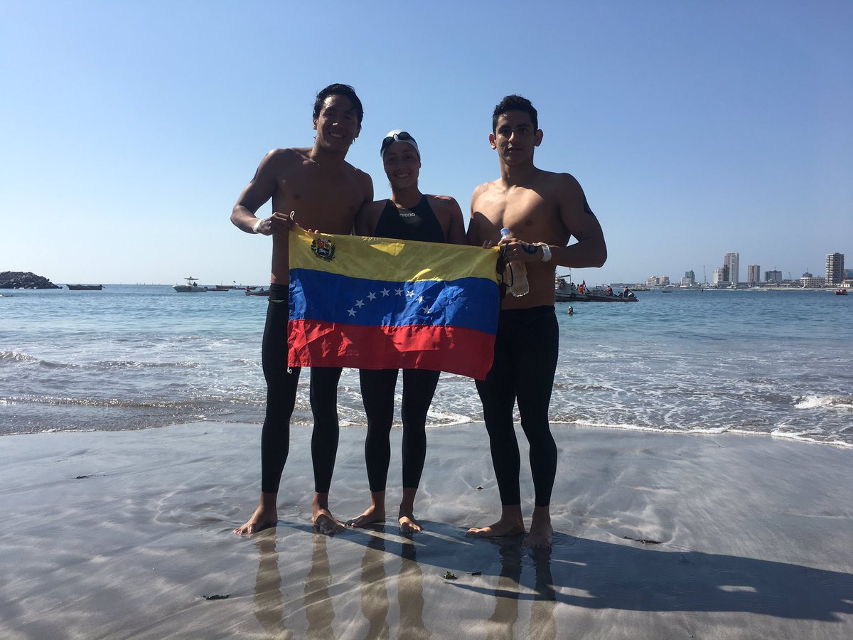 Wuilder Carreño Paola Perez y Diego Verá se crecieron en las aguas de Cavancha y ganan El Oro en Aguas Abiertas mixta para Venezuela