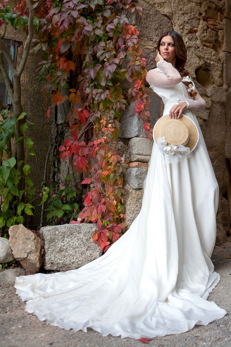 #Vestido estilo romántico, ideal para #bodas primaverales por su manga larga en organza bordada. Cannotier de <a href="/VanessaAslan/">Vanessa Aslan</a>.
#WeddingDess