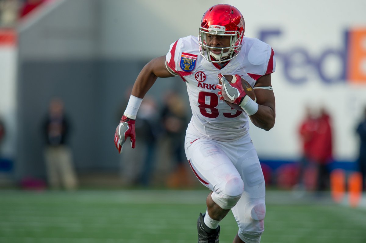seniorbowl's tweet photo. .@RazorbackFB TE @sprinkle_memane (Jeremy Sprinkle) has accepted his invitation to the 2017 Reeseโs Senior Bowl. #SeniorBowl https://t.co/WB5Cab4QYe