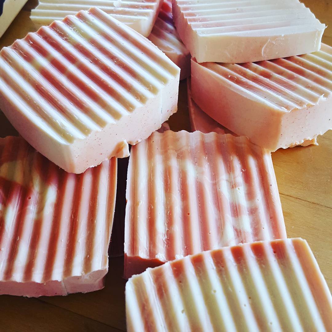 EssentialOils17's tweet photo. Try our new #coldprocesssoap available in #peppermint it leaves you fresh and smelling like #christmas #candy only $5 for a 5oz bar #soap https://t.co/rnyJun7r2V