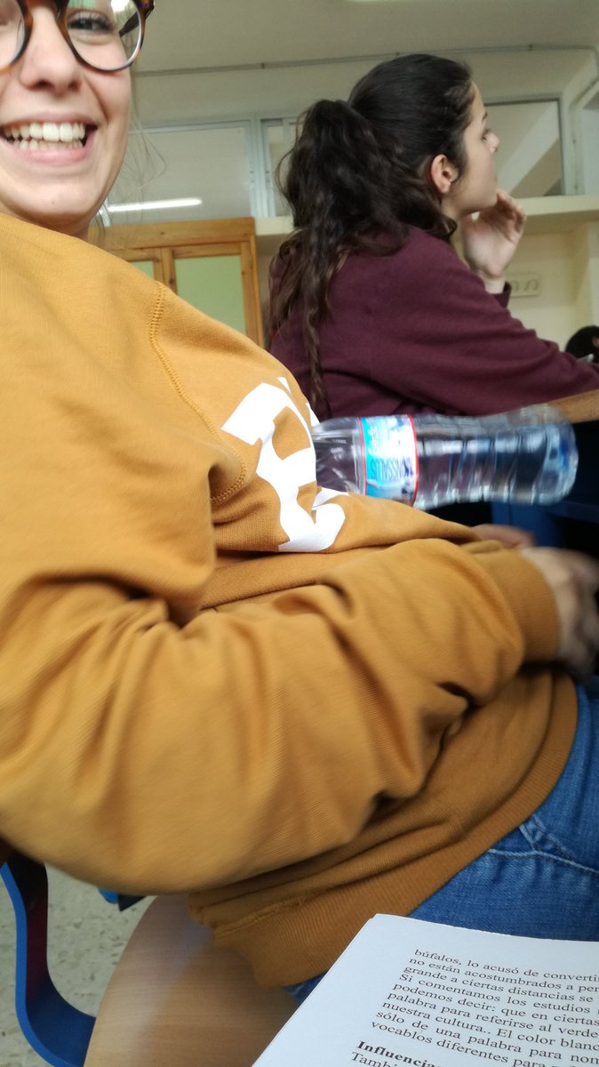 Blancaa125's tweet photo. ("Chiste" de la Ali)
¿Qué estoy haciendo? (primera foto)
Reteniendo líquidos. (Segunda foto) https://t.co/bKDXXbo0SI