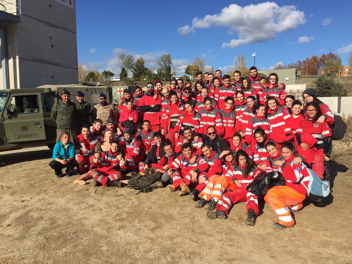luisitoseoane's tweet photo. Alumnos #TES @ValledelMiro  formándose,practicndo, reciclando, compartiendo,conociendo con los profesionales de la AGRUSAN. Gran experiencia https://t.co/vXjp6FbNee