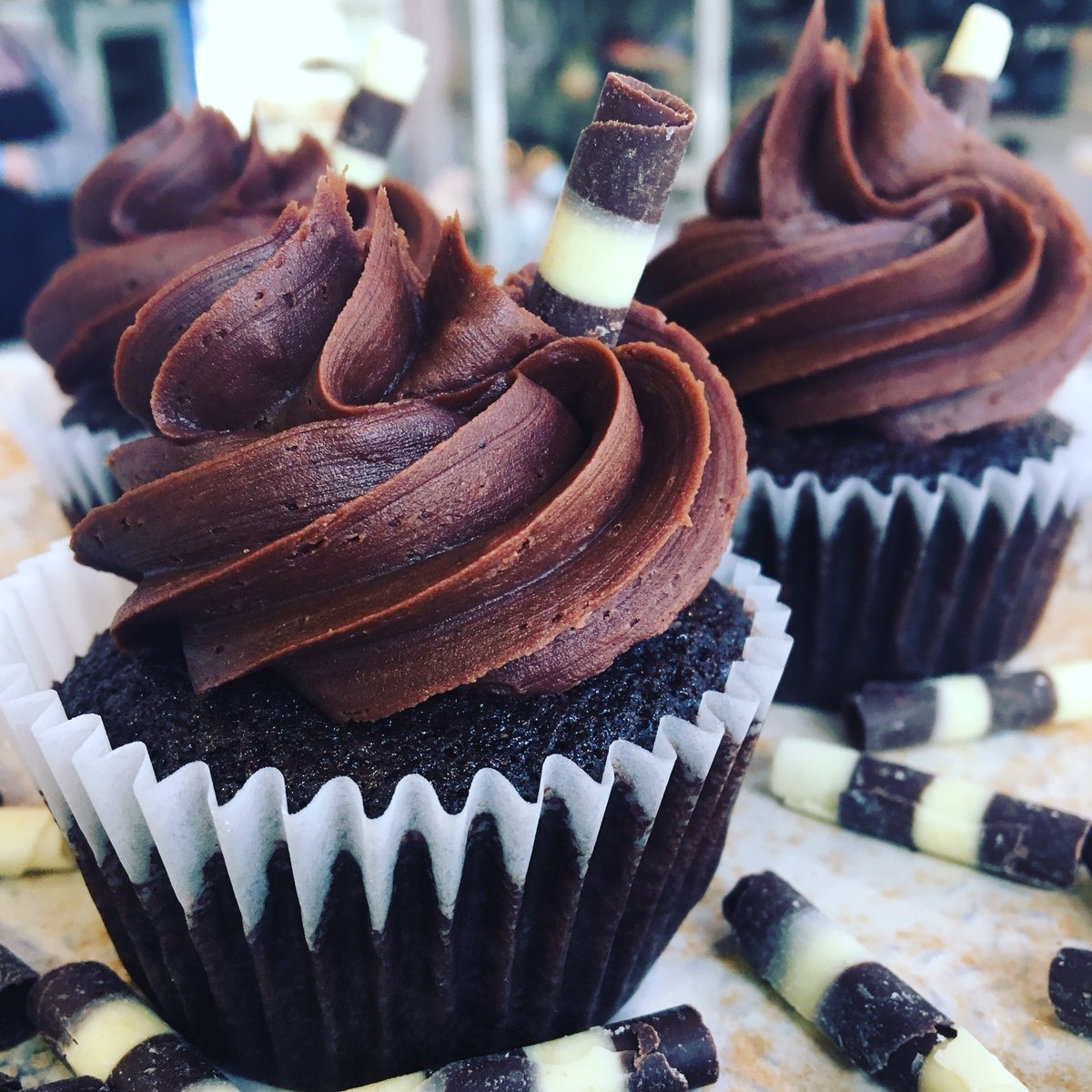 DDCupcakes's tweet photo. That day we warmed our souls with Mexican Hot Chocolate cupcakes #chilichocolate @DDCupcakes on @TheBLVDinCA https://t.co/H1qcFdpUjs