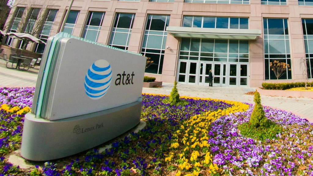 CNET's tweet photo. AT&amp;T is set to reveal a new streaming service called #DirecTVNow w/ 100+ channels for $35/mo. Live stream in 15 mins https://t.co/fnALv3h8Ah https://t.co/KFtS7znHEI
