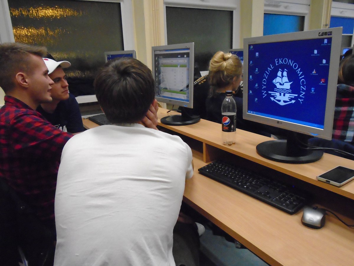 Jurisu's tweet photo. Great #GdanskUniversity students launching a #startup via the @ExperientialSim Traction computer simulation #IBTraction #IBGdansk #smallbiz https://t.co/k4X4CIkwn1