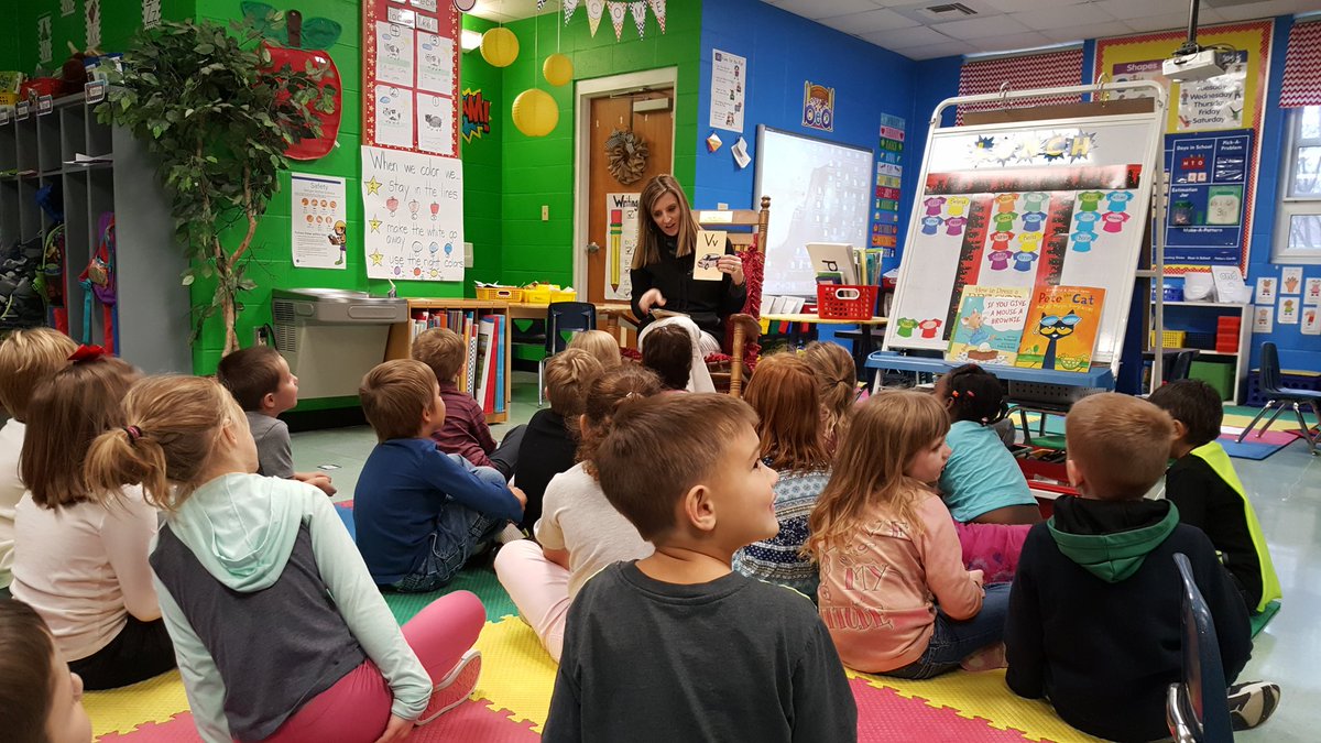 MarkClementsEdu's tweet photo. Students @McIntireElem getting back in the swing of things this morning! #fpslearn #classroominaction https://t.co/xm5mELWQ4g