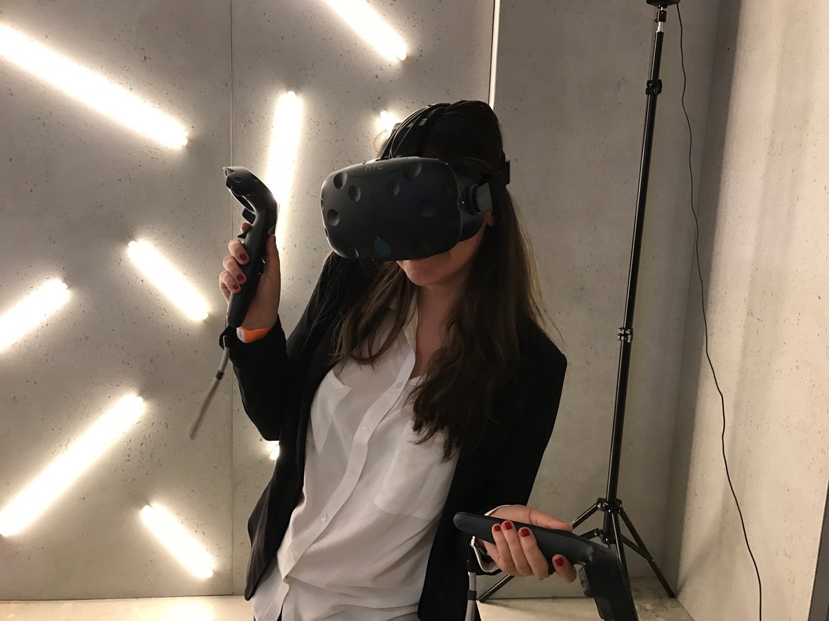 OphelieBader's tweet photo. Immersion totale :o #AWDELACOM #orangevr https://t.co/qqiaveDEJC