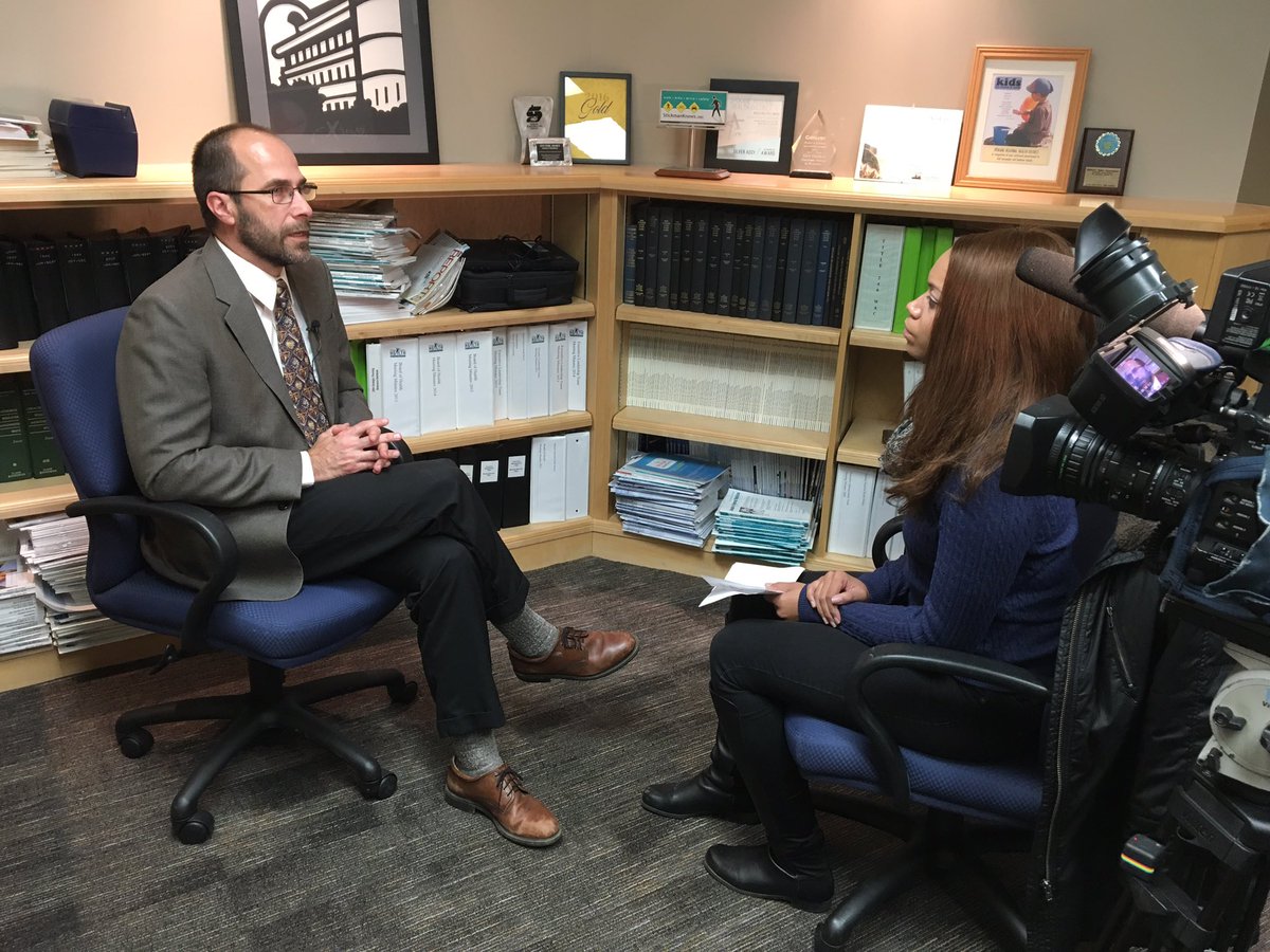 PhotogNickBeber's tweet image. @KREMAlexa interviewing an epidemiologist from @spokanehealth about flu shots. #projectverify