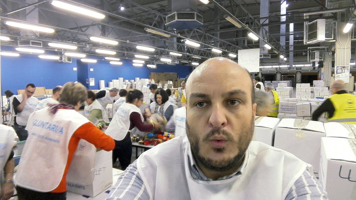 jrmoleroyll's tweet photo. Avui hem tornat a fer #Campana #Solidaria amb els estudiants #MktInd #EUSS per fer de #Voluntaris a la #Classificacio del #GranRecapte https://t.co/4ebHQxWvxj