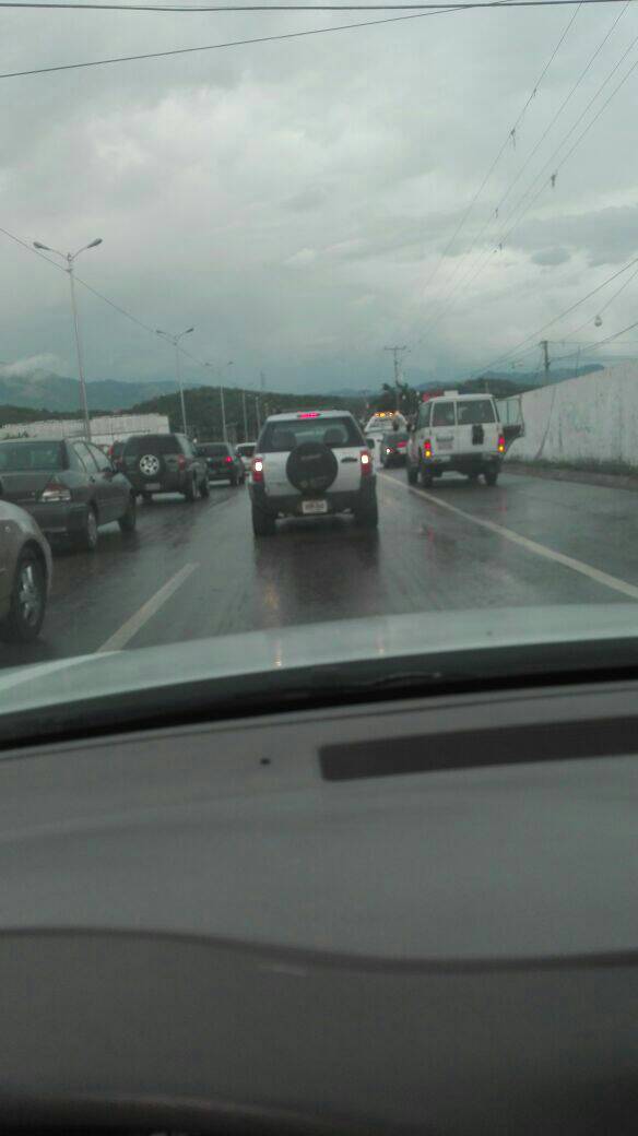 TrafficVial987's tweet photo. #AGMA Vía #Guatire pista sur retraso por vehículo coleado 5:38pm @trafficMIRANDA @EUtrafico @traficovv https://t.co/ltJIIABxW7
