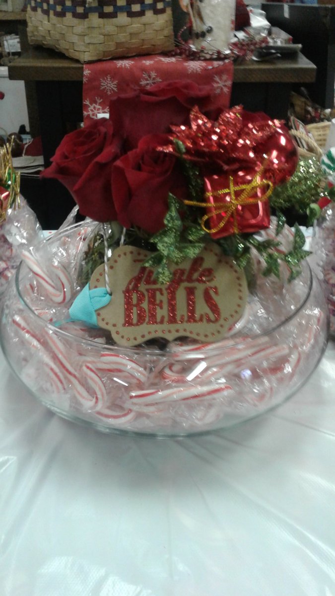 KayFloral's tweet image. Fresh cut Roses with peppermint candy gift giving for your holiday season.