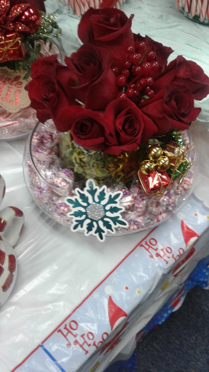 KayFloral's tweet image. Fresh cut Roses with peppermint candy gift giving for your holiday season.