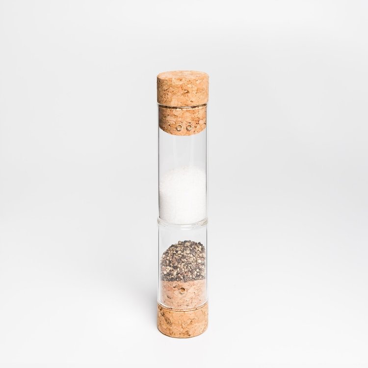 Gift Guide 01 | Flip and Enjoy – Volto is a simple salt and pepper shaker designed by Spanish designer Mireia Rius Sol. #gift #minimalism