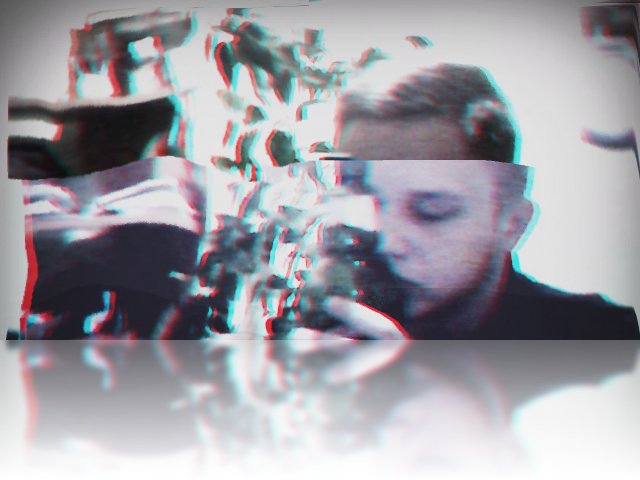 Купил новый айфон 10 .G     Сфоткался со своей девушкой.