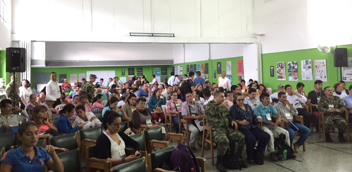 CAEEF1's tweet photo. La participación de los diferentes Gremios fue fundamental para la realización del 3 evento del ciclo de #DialogosEjércitoFuturo en #Ibague https://t.co/fIug78iuC8