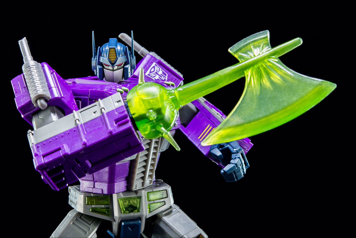 BigBadToyStore's tweet photo. #Transformers Masterpiece Shattered Glass #OptimusPrime https://t.co/dBFRYwFI6v https://t.co/lxeDhTyzV8