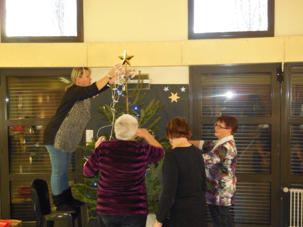 SeydouTraoreLH's tweet photo. @LH_LeHavre Les #Habitants du #Quartier #LH des #Champs #Barets #Mobilisés pr La #Décoration de #Noël de la #Sam .Un #grand #merci &amp; #Bravo https://t.co/kQV9qC8zC9