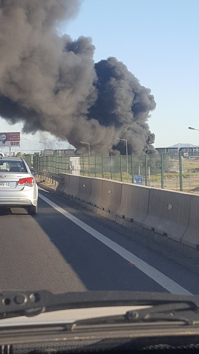cspuentesfive's tweet photo. Feo incendio quemadas de neumáticos en #pudahuel..como siempre nuestros #bomberos presentes!! https://t.co/5n8Q6ADfC5