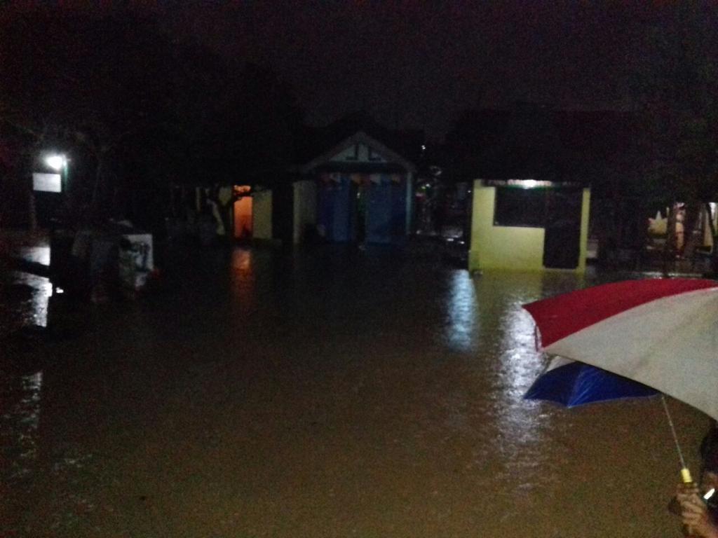 humaspemkotsolo's tweet photo. Bengawan #solo meluap, pendopo kelurahan, tanggul, hingga rumah walikota pucangsawit #surakarta #jateng jadi tempat pengungsian warga https://t.co/uj9b1HUgQF