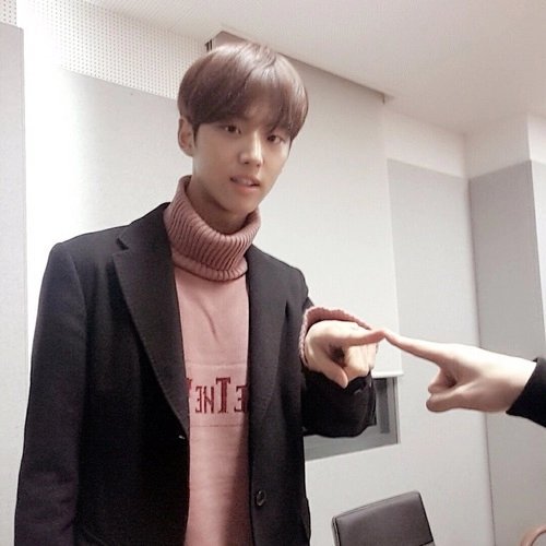 acielpics's tweet photo. hongseok × pentagon https://t.co/5VMbkesGKz
