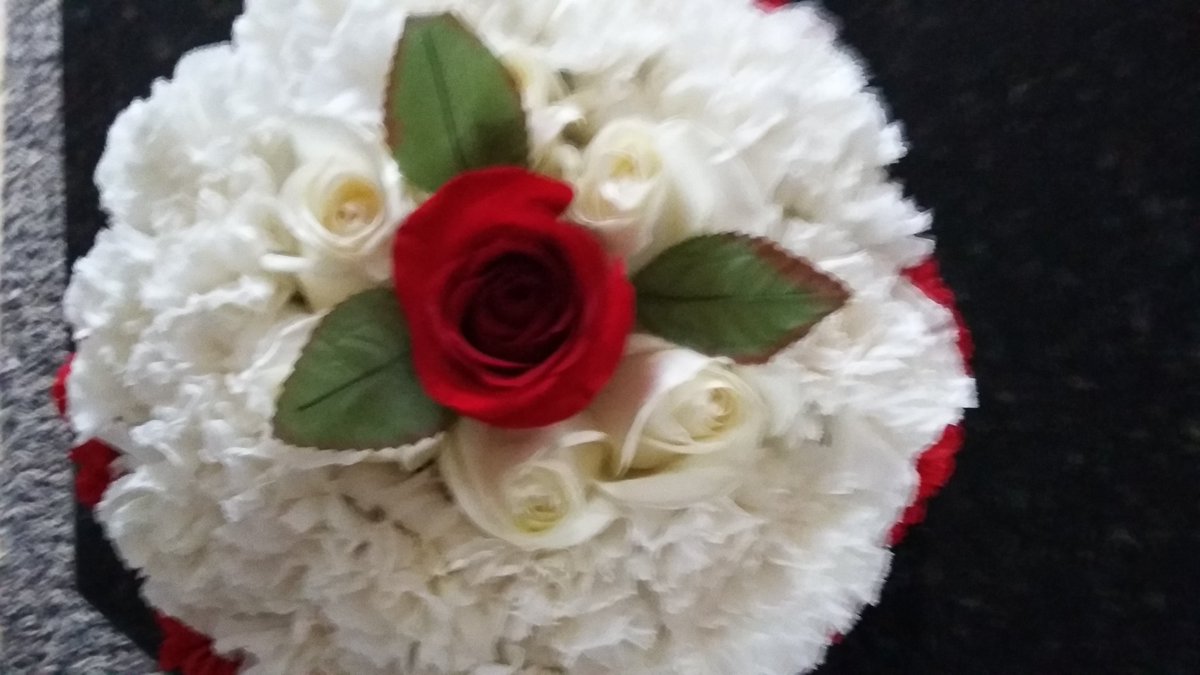 KayFloral's tweet image. Floral Cake (NON-EDIBLE) Our floral cakes will last longer than a week. Made with fresh cut flowers.
Floral Cake size - large
