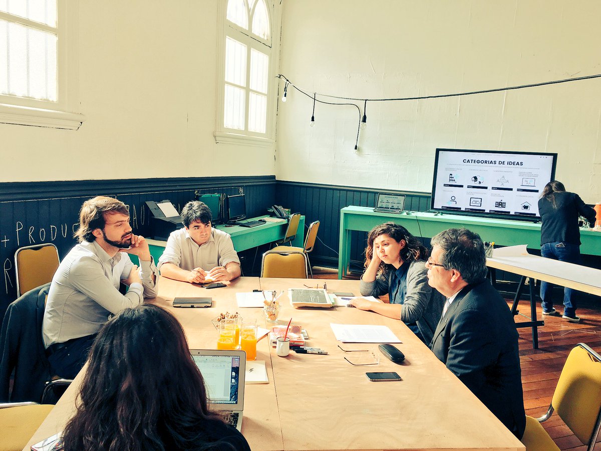 ReddeHacedores's tweet photo. Rector d @upla_comunica y alcalde electo @JorgeSharp conversan sobre importancia d enfrentar procesos d transformación desde la #creatividad https://t.co/JtaKK4TTJs