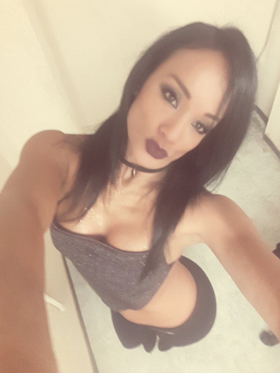 No andaba muerta , andaba festejando!!! Con toda la actitud les deseo excelente inicio de semana!!! Sergio Corona y yo!!!😄💜👄😚