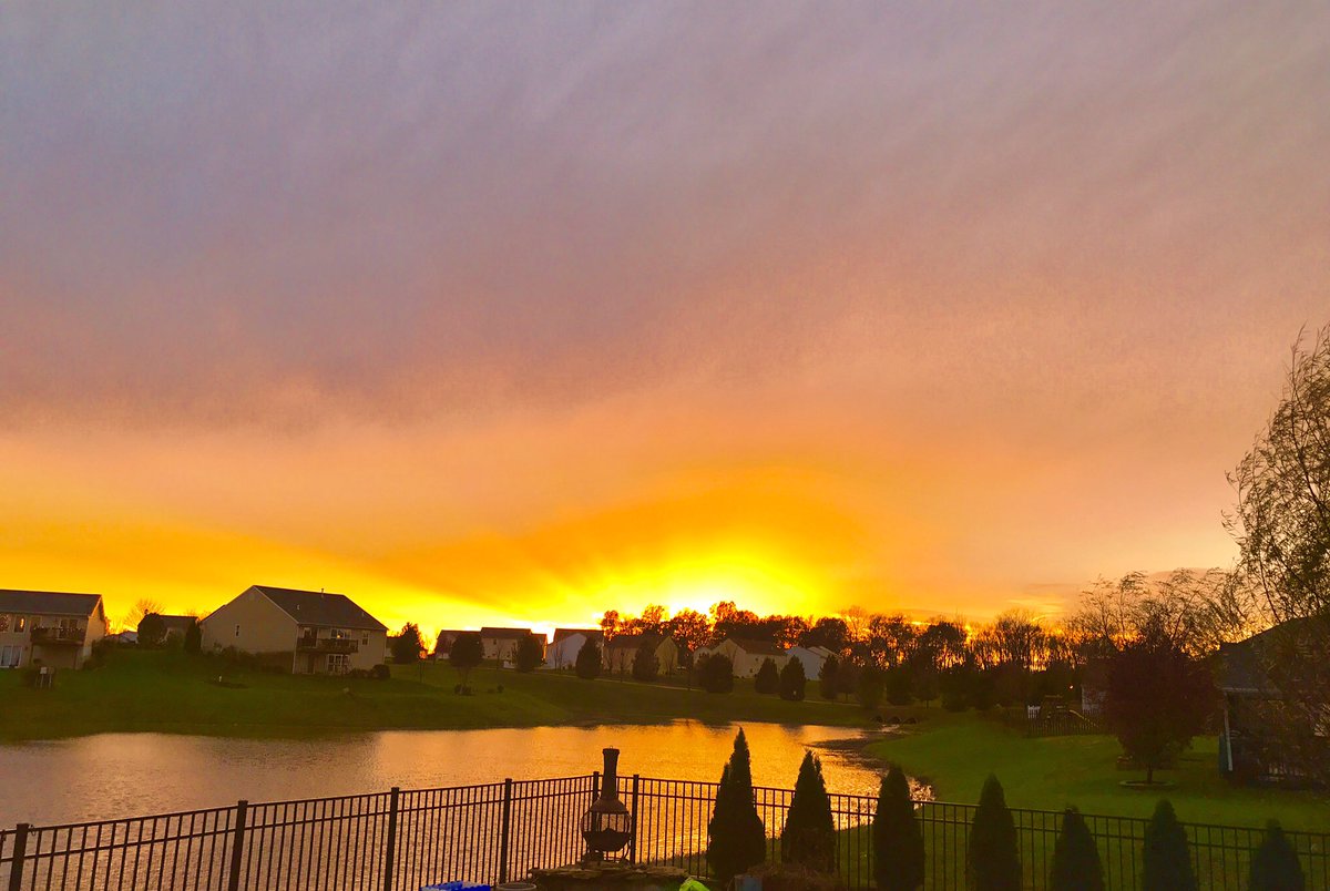 BenjaminCook's tweet photo. A rainy day cleared up just enough for a great sunset! #stlwx #stlsunset https://t.co/RBv8XAmCnm