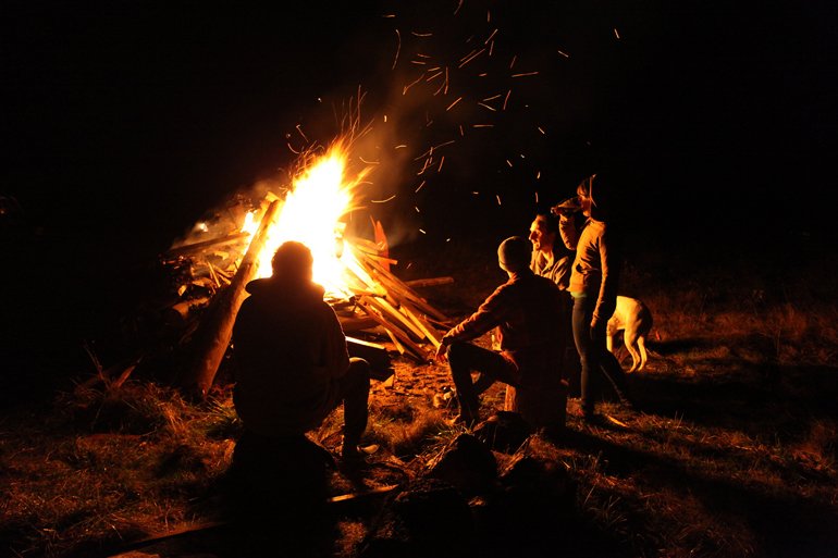 scoutmagazine's tweet photo. Good folks at @BodegaRidge announce NYE bonfire bash. Details: https://t.co/xXQbSNSmnI https://t.co/8eGkIzHDCH