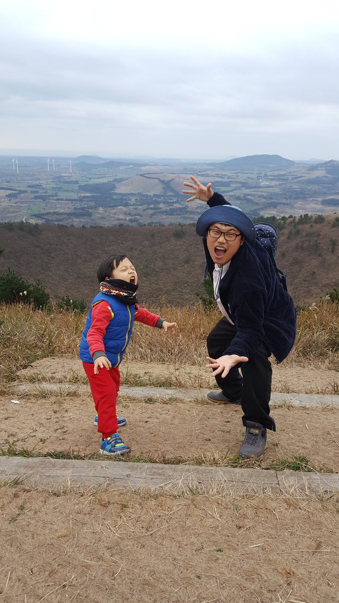 온~ 우주의 기운을 모아

물러가랏!!
길라임~~

1136일째 1인시위..
위 사진은 의연이랑 아이들이랑
제주 4.3역사기행 장면..
다랑쉬 오름에서 "으랏차차"