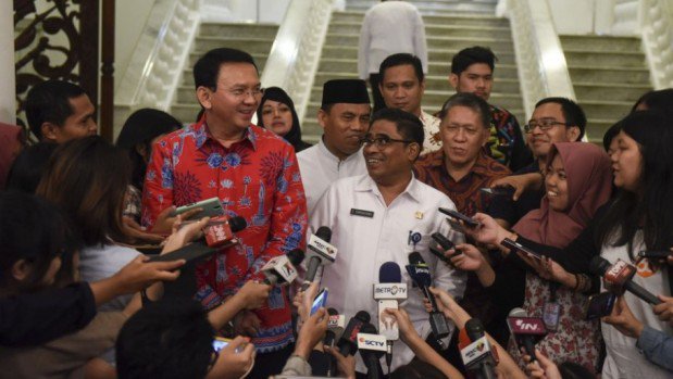 Beritasatu's tweet photo. #PopulerB1 4: Anggaran Dibongkar, Ahok Ingatkan Sumarsono Bukan Gubernur DKI https://t.co/1qYfAGDpM1 https://t.co/chENJIGORz