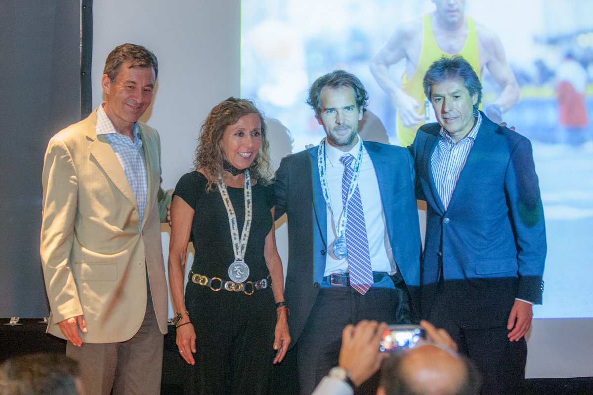 StgoRunners's tweet photo. Nuestro socio fundador Ramón Eluchans 1er presidente del club entregando premios a @LuisaRivas2 y Tomás RuizTagle #25añosStgoRunners https://t.co/WAzXexy3sh