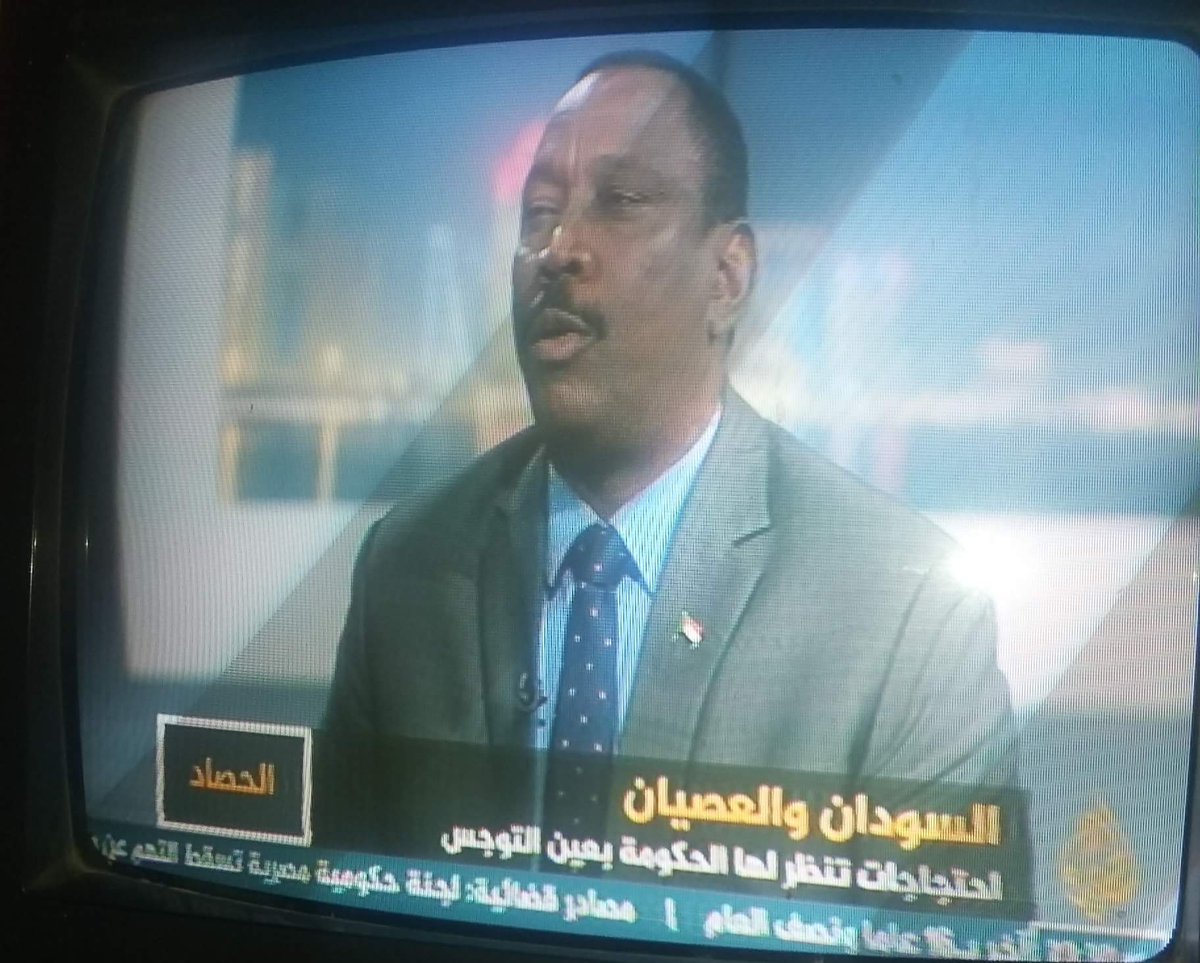 jenba7ry's tweet photo. ما شلت في وشها السلاح وحاربتها لمن الدولار كان 6 جنيه
الليله بتستنكر اعتصام سلمي والدولار بي 20 ؟؟
#العصيان_المدني_السوداني_في_يومه_الثالث https://t.co/XYfAOKonE1