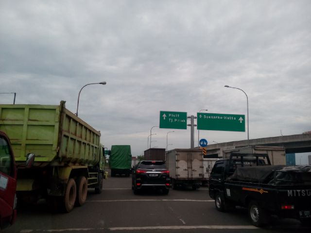 widiechandra's tweet photo. @TMCPoldaMetro tol dari lajur atas PIK sd GT Kapuk padat merayap. Arah sebaliknya ramai lancar. Cuaca mendung https://t.co/NEt3J7Ft0p