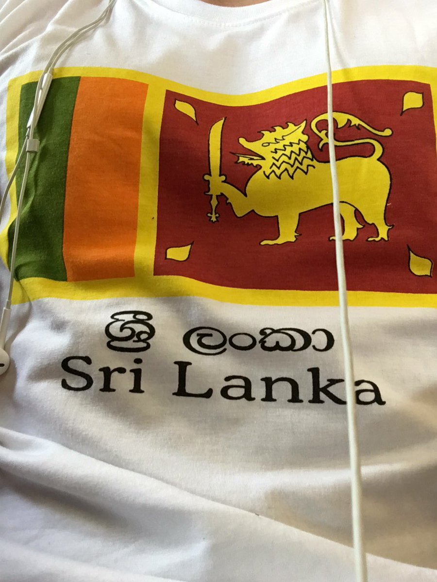 lxprior's tweet photo. #lostluggage fashion: today I'm waving the #flag @emirates #srilanka #fashion @EmiratesSupport @EmiratesAirLDN https://t.co/oUKijxhS0G