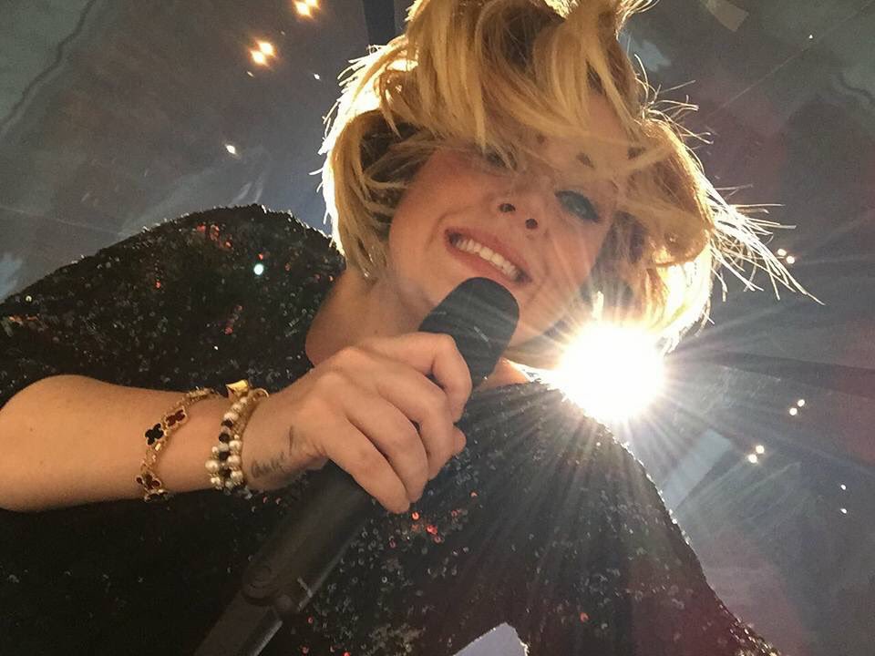 ADELE_THAILAND's tweet photo. D2 - Idol selfie จัดไปชุดใหญ่ไฟกระพริบ 👀 #Adele #AdeleTH https://t.co/tUV7HXLOGP