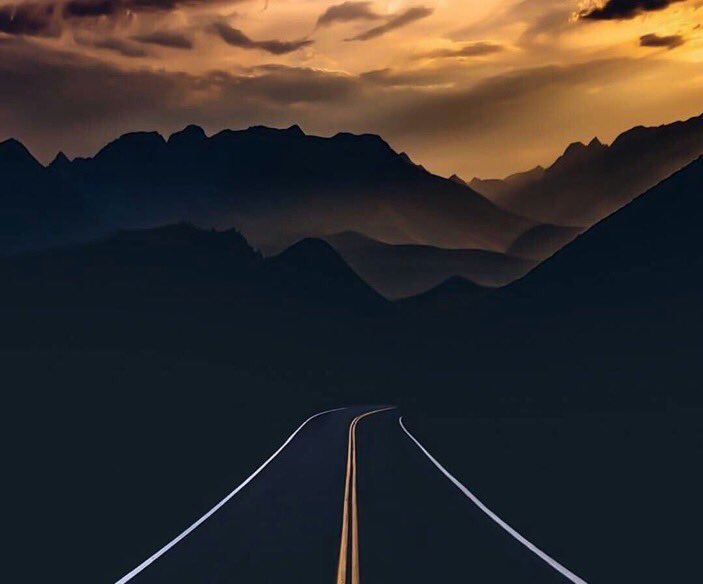 كلّ ﺍﻟﻄﺮقات ﻣﺮﺍﻗﺒﺔٌ ﺑﺄﺟﻬﺰﺓ ﺿﺒﻂ ﺍﻟﺴﺮﻋﺔ ﺇﻻ ﺍﻟﻄﺮﻳﻖ ﺇﻟﻰ ﺍﻟﻠﻪ ... فإنّ فيه ﻻﻓﺘﺔ كتب عليها: "ﻭﺳﺎﺭﻋﻮﺍ ﺇﻟﻰ ﻣﻐﻔﺮﺓٍ ﻣﻦ ﺭﺑّﻜﻢ"..