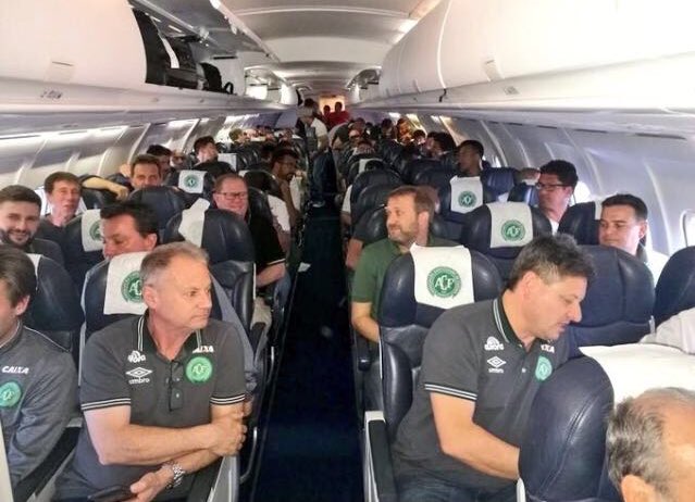 AnaRent's tweet photo. #OJO Medios señalan que en #Colombia, se estrelló el avión donde viajaba el equipo de fútbol de #Brasil @ChapecoenseReal. #Chapecoense https://t.co/RFHoRSz8Ih