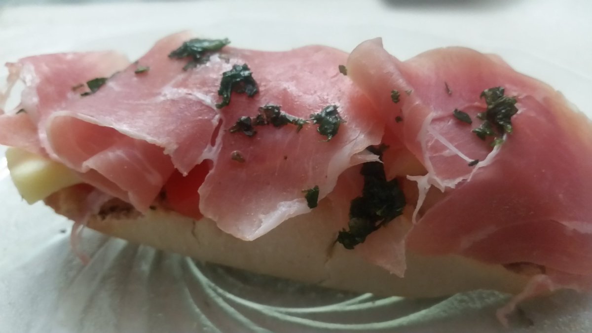 gabikara's tweet photo. Cenando livianito , unas brusquetas de muzzarela , tomate y jamon y este riquísimo Gewurz d @bienconvino que esta muy fragante y acompaña 10 https://t.co/s1hxmv3dC6