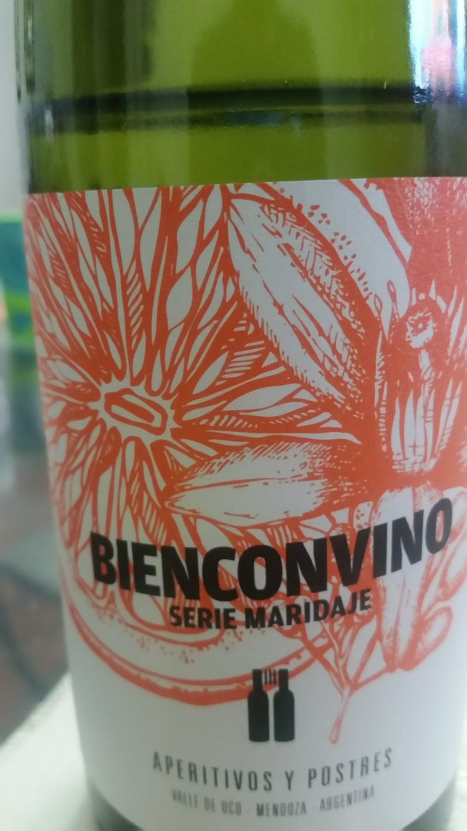 gabikara's tweet photo. Cenando livianito , unas brusquetas de muzzarela , tomate y jamon y este riquísimo Gewurz d @bienconvino que esta muy fragante y acompaña 10 https://t.co/s1hxmv3dC6