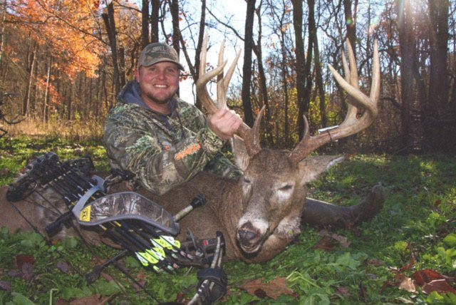 HOYTARCHERYInc's tweet photo. @C_Kelley10 from Hunt Presented Hard Core brings down a sweet Illinois split-G2 buck. 

#GETINTHEHUNT #CarbonDoneRight #GetSeriousGetHoyt https://t.co/XsacovyIEM