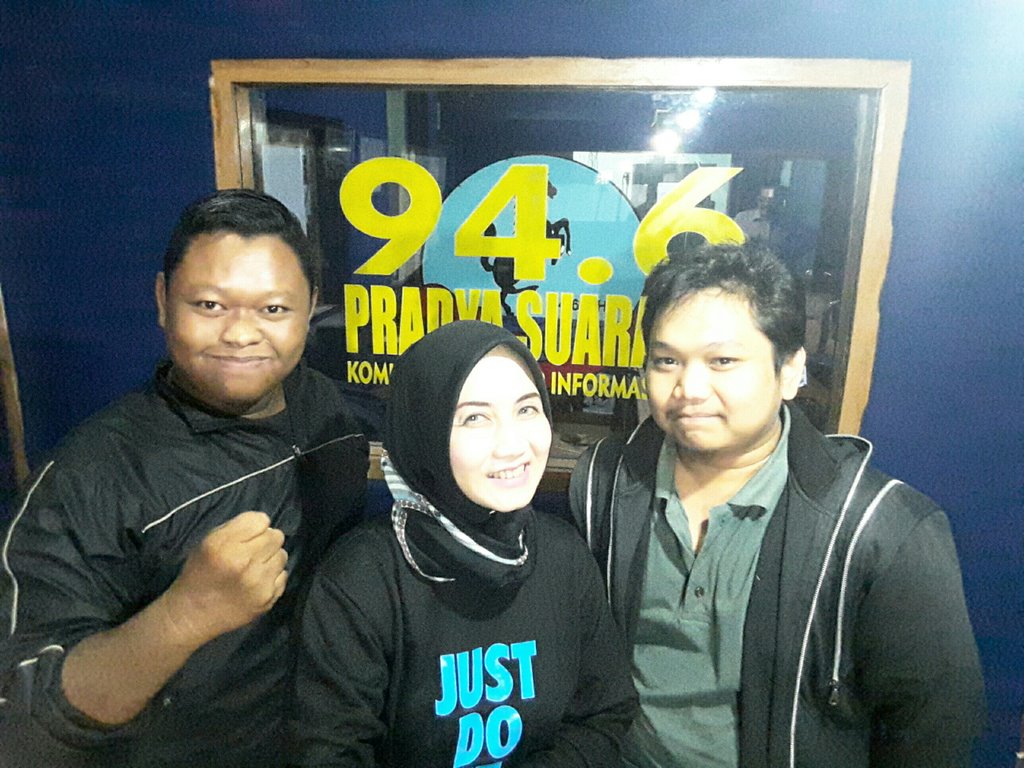 diaryofmsd's tweet photo. Last nite.. diapit 2 pria perkasa 😅
Pemutaran lagu #wanitaperkasa dan #dokterganteng perdana di @PradyaSuara @gumelar_MD  thankyou ❤ https://t.co/vTEOu1lxsb