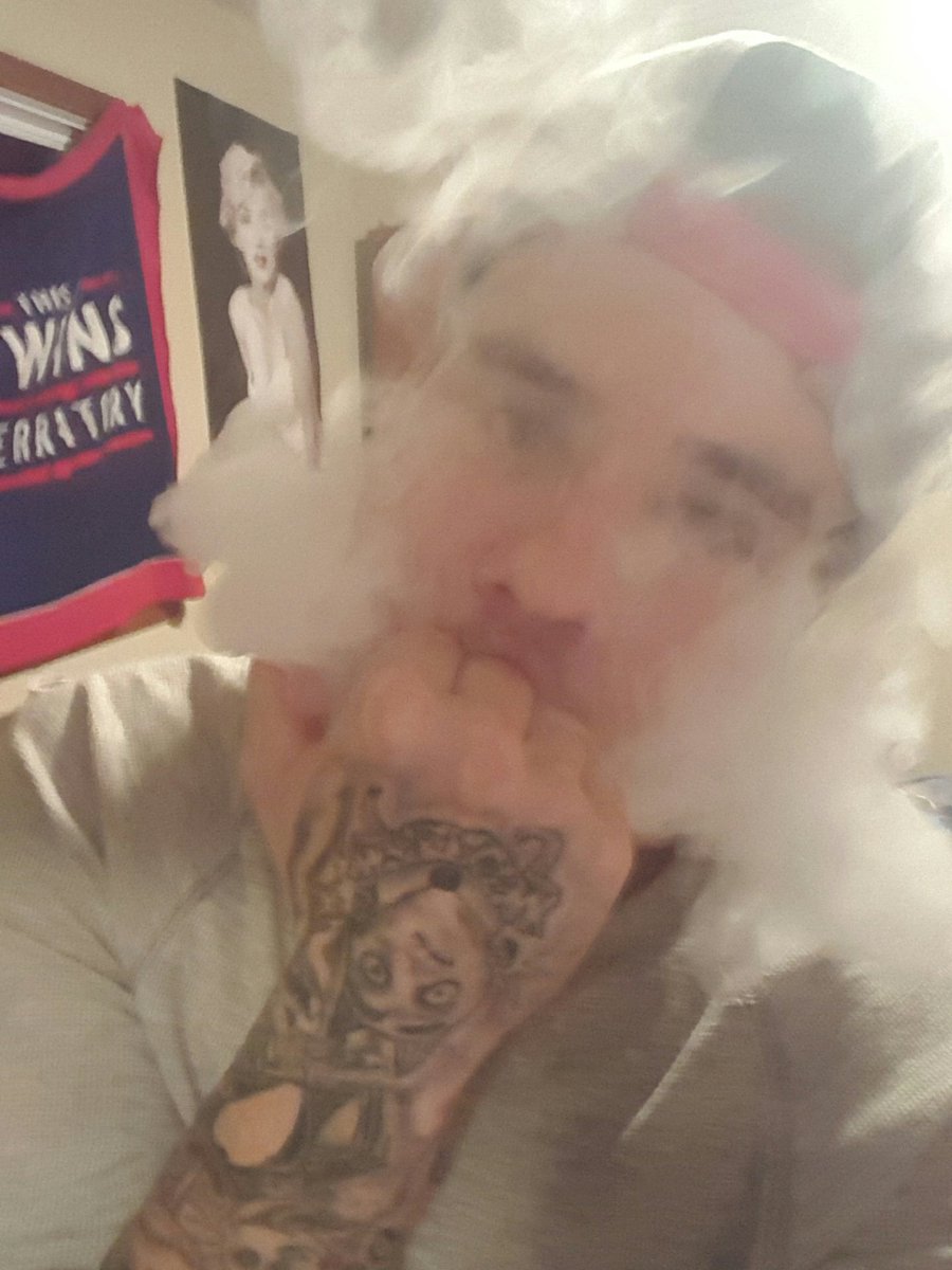 Gregthakidd92's tweet photo. #vapegod #vapeingislife #samplebox #followforafollow https://t.co/u9fZg1xPIk
