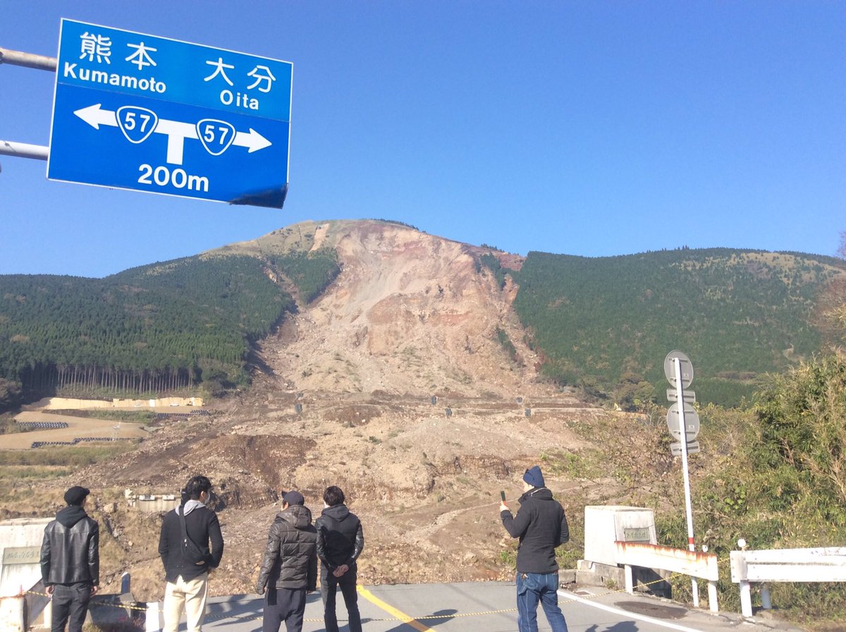 re_birth_univ's tweet image. 本日の熊本は晴天です。
今夜、「熊本ジャンゴ」でライブを行うロコフランクのメンバーがライブ前に南阿蘇に来てくれました。
阿蘇大橋を前に東海大南阿蘇キャンパスの学生から話を聞きます。
#幡再 #熊本地震 #南阿蘇