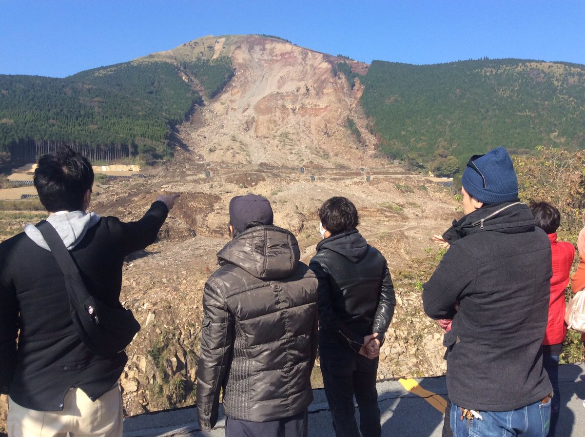 re_birth_univ's tweet image. 本日の熊本は晴天です。
今夜、「熊本ジャンゴ」でライブを行うロコフランクのメンバーがライブ前に南阿蘇に来てくれました。
阿蘇大橋を前に東海大南阿蘇キャンパスの学生から話を聞きます。
#幡再 #熊本地震 #南阿蘇