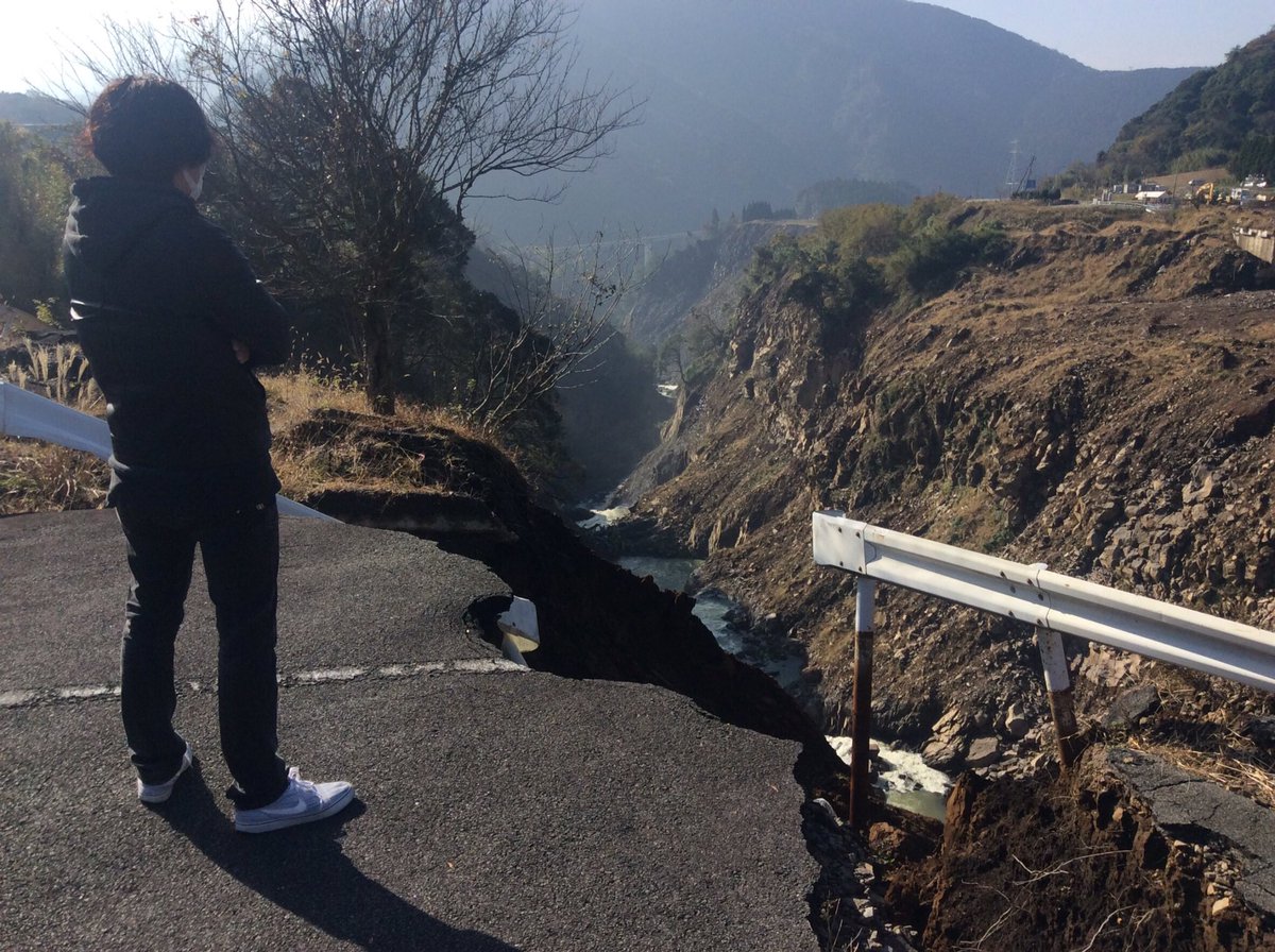 re_birth_univ's tweet image. 本日の熊本は晴天です。
今夜、「熊本ジャンゴ」でライブを行うロコフランクのメンバーがライブ前に南阿蘇に来てくれました。
阿蘇大橋を前に東海大南阿蘇キャンパスの学生から話を聞きます。
#幡再 #熊本地震 #南阿蘇