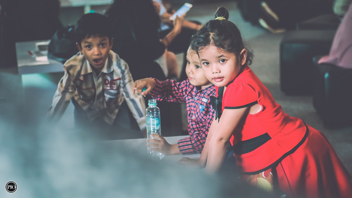piokharisma's tweet photo. Enaknya jadi anak kecil adalah: mereka tidak memahami konsep rasisme. Cuma main, main, main. Dg siapa pun. #UnityIndonesia https://t.co/1NPc1tqfob