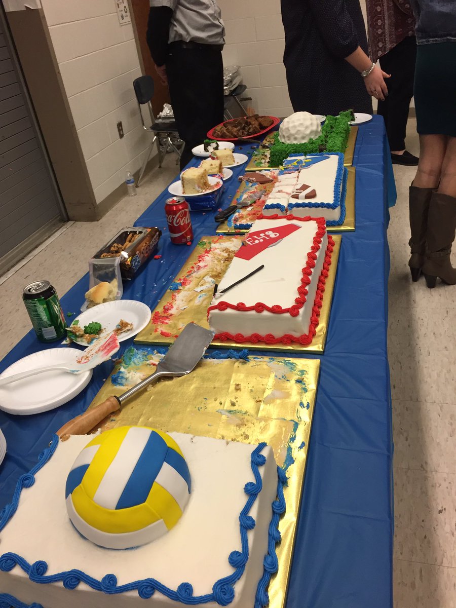 drjimthornton14's tweet photo. WHS Fall Sports Banquet celebrated student athletes from football, volleyball, golf, and theatre. https://t.co/ca8btkoUj2