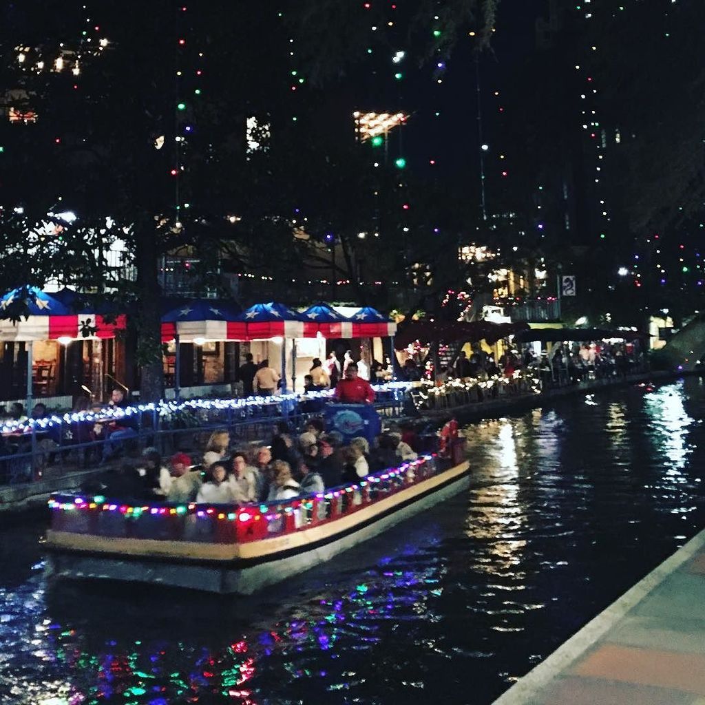 LaughWithUsBlog's tweet photo. San Antonio Riverwalk at Christmas--breathtaking! #familytravel #travelblogger #visitsanan… https://t.co/rwxJAm1sUJ https://t.co/P1FH5zQFml